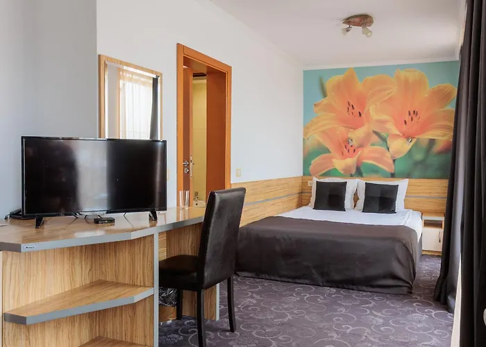 Hotel семеен опера